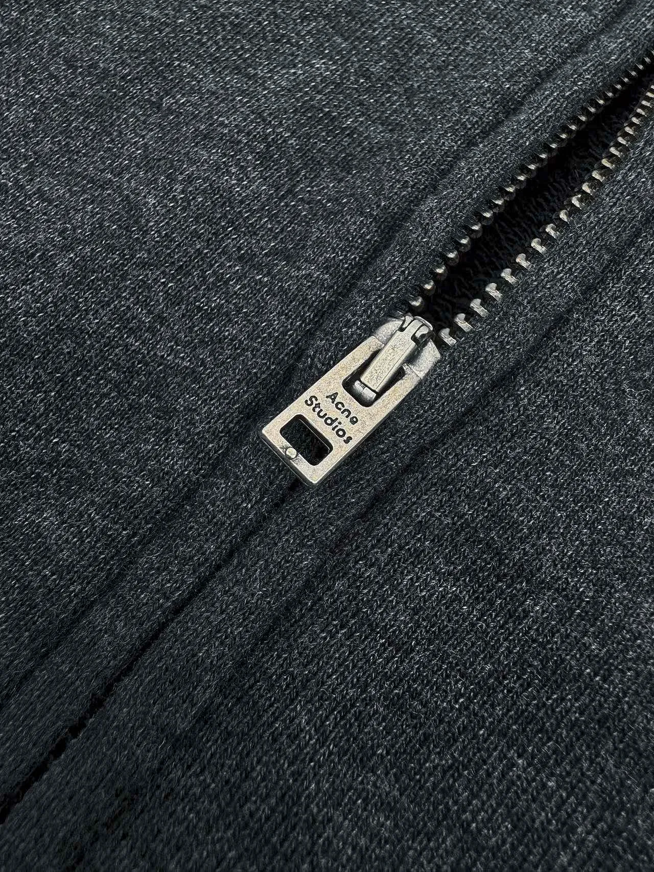 AP Acne Studios ripped distressed logo zipper jacket, custom dyed 1:1 deep soft cotton colored cotton sweatshirt material [The surface fabric and the terry bottom are of the same color (the market fabric In Stock has different colors and does not match the original version). The minimum order quantity of the fabric is 2 tons. The pure fabric manufacturing process takes 45 days] Cloud-like touch, delicate and soft, comfortable and skin-friendly. The main color is deep black, just like the mottled rust on ancient copperware. The front panel is presented with a homogeneous clean fit. The back panel is engraved with the uninhibited soul of Acne Studios. The ingenious integration of hole elements is spread freely on the black canvas. It is a deliberate rebellion and a break away from the traditional shackles. It is unique in the wave of the trend. Process 1: Use glue printing. The chest printing has been modified three times by the film screen. Use glue liquid paint to print the pattern on the fabric. Bake the fabric to fix the printing pattern. Process 2: Many parts of the body of the garment are worn by pure artificial regular positioning and manual brushing to add texture and depth to the surface of the clothing to imitate the texture of natural wear. Process 3: The fabrics are washed and have a better hand feel. Not easy to deform, not easy to shrink, not easy to fade, and maintain long-term beauty. Accessories: Customized 1:1 Acne zipper. Customized 1:1 Acne trademark. Version: Loose version. Size: S M L XL. Style number: 25303.